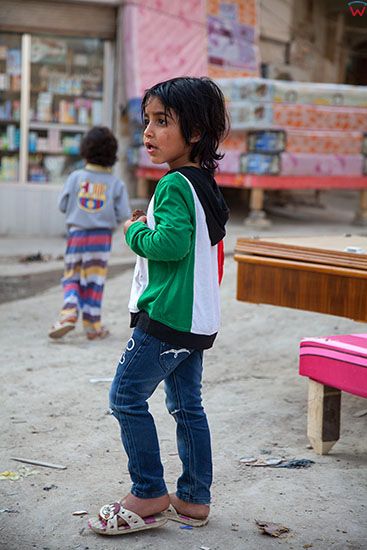 Irak, Hillah (Al Hilla). Portret dziecka na ulicy w centrum miasta.